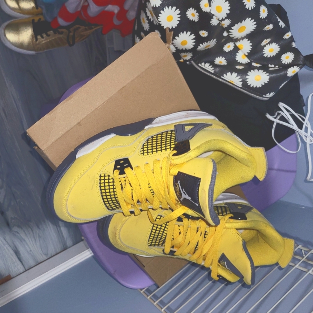 Jordan retro 4 lightning